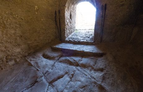 Castello Sperlinga-grotte