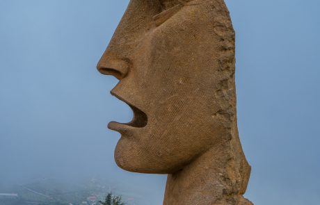Statua a forma di maschera al Teatro di Andromeda