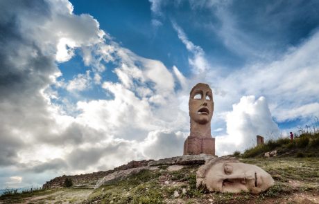 Statue a forma di maschera al Teatro di Andromeda